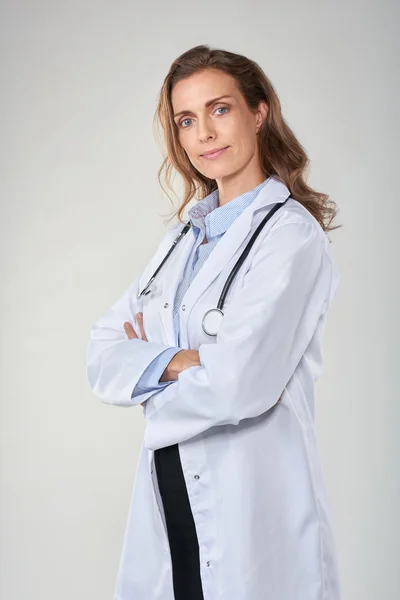 Женщина-врач в форме — стоковое фото