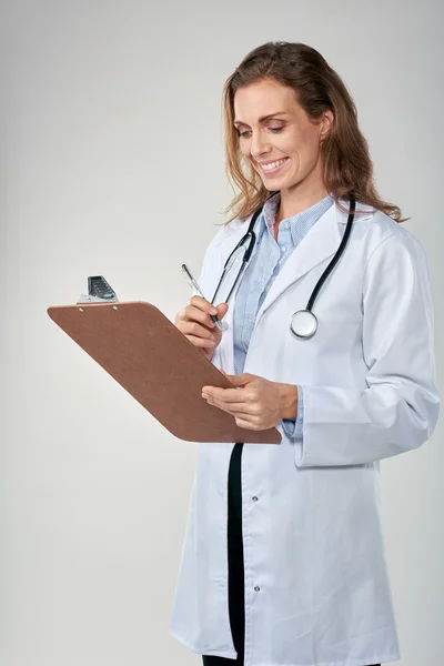 Kvinnan hälso-och professionella läkare i labcoat — Stockfoto