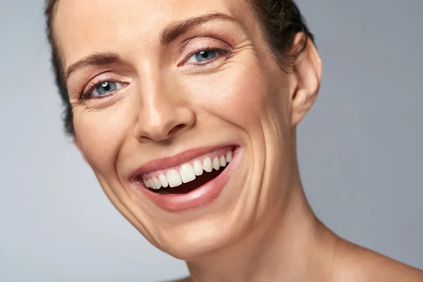 Schöne lachende reife Frau im Studio — Stockfoto