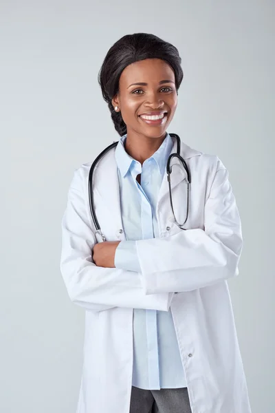 Sonriente médico africano negro en estudio — Foto de Stock