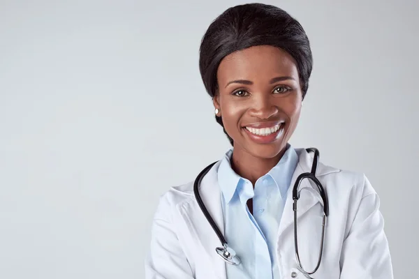 Sonriente médico africano negro en estudio — Foto de Stock