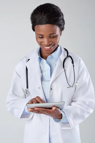 Doctor usando tableta digital — Foto de Stock