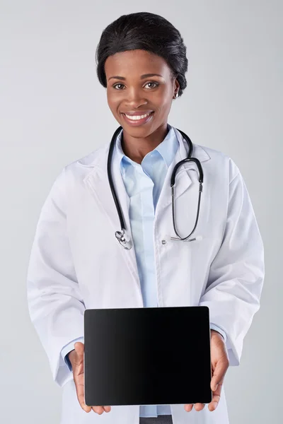 Mujer médico usando tableta digital — Foto de Stock