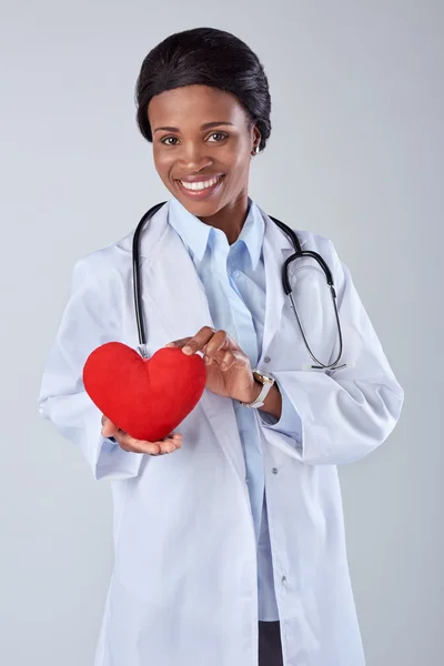 Doctor sosteniendo un corazón rojo — Foto de Stock
