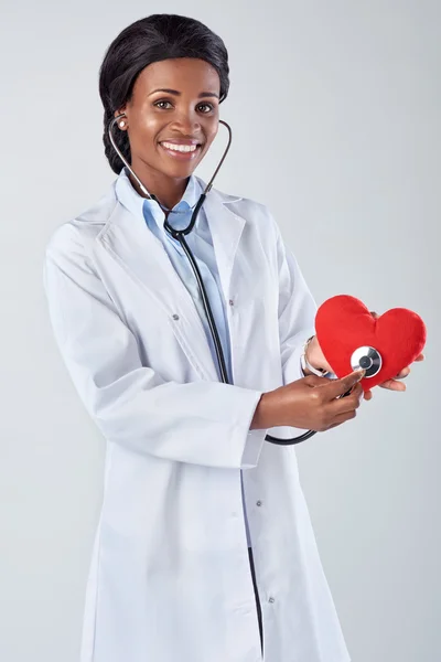 Doctora sosteniendo un corazón rojo — Foto de Stock