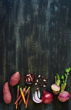 Koyu backgorund üzerinde Sebze çorbası malzemeler