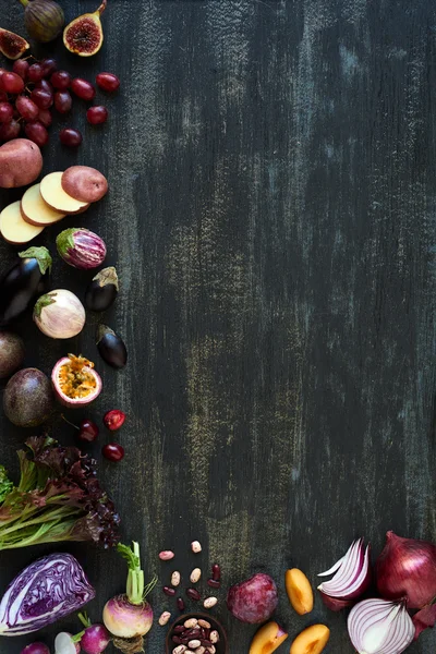 Nyers friss termény gyümölcsök és zöldségek — Stock Fotó