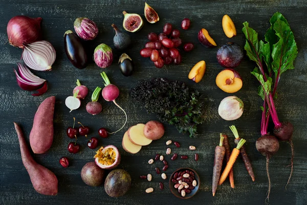 Selección de una variedad de frutas y verduras frescas crudas — Foto de Stock
