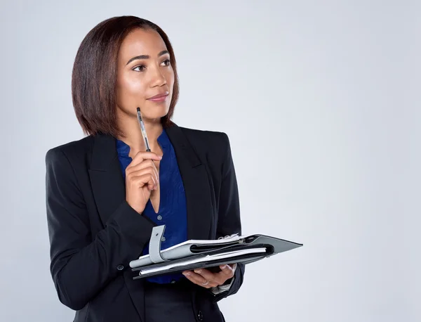 Entschlossene Geschäftsfrau denkt an Ideen — Stockfoto