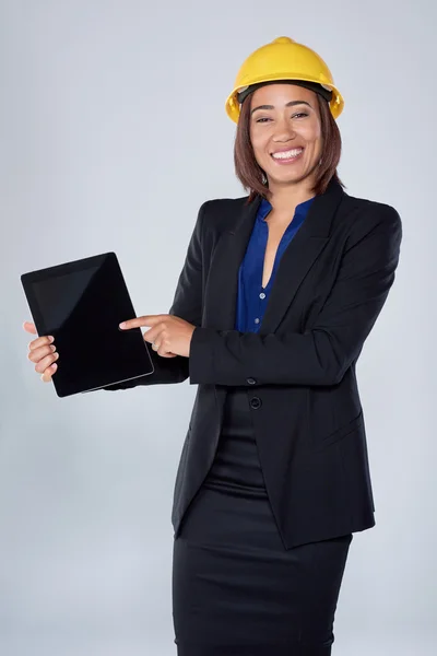 Жінка-інженер архітектор тримає планшетний пристрій — стокове фото