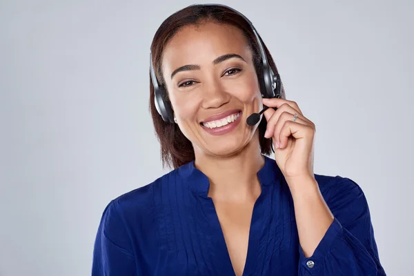 Mujer sonriendo con auriculares —  Fotos de Stock