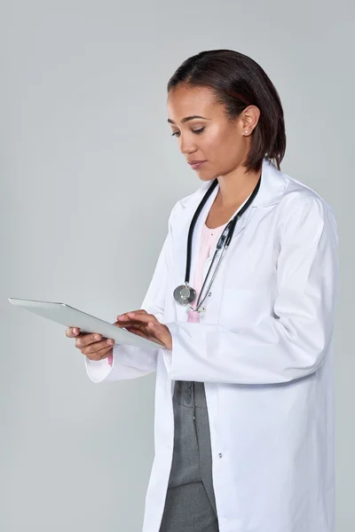 Médico femenino que utiliza el dispositivo del comprimido — Foto de Stock