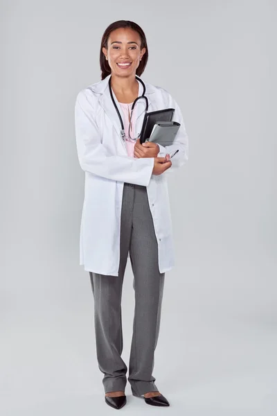 Female doctor in lab coat and sethoscope — Stock Photo, Image