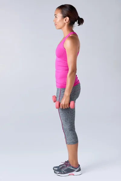 Kadın egzersiz rutin ağırlıkları ile — Stok fotoğraf