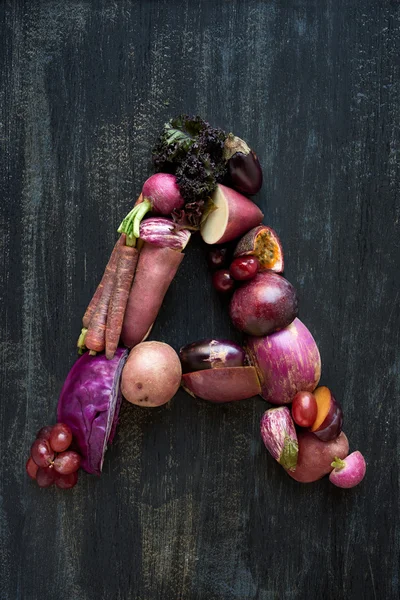 Letra del alfabeto hecha de verduras moradas — Foto de Stock