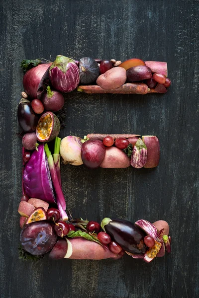 Letra del alfabeto hecha de verduras moradas — Foto de Stock