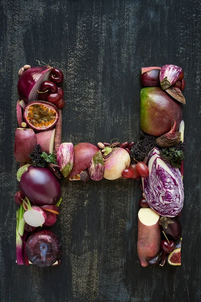 Alfabeto letra feita de legumes roxos — Fotografia de Stock