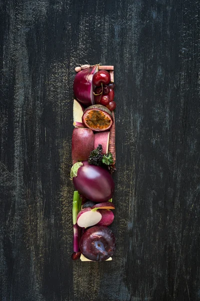 Letra del alfabeto hecha de verduras moradas — Foto de Stock