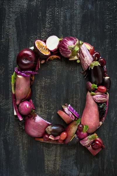 Letra del alfabeto hecha de verduras moradas — Foto de Stock