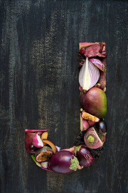 Mor sebzelerden yapılmış alfabe harfi