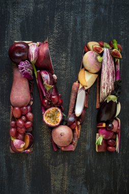 Mor sebzelerden yapılmış alfabe harfi