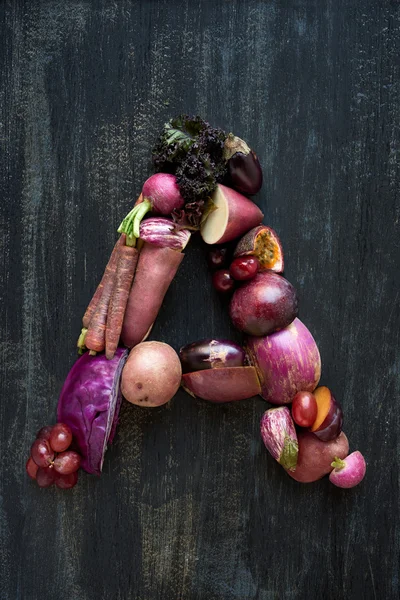 Alfabeto letra feita de legumes roxos — Fotografia de Stock