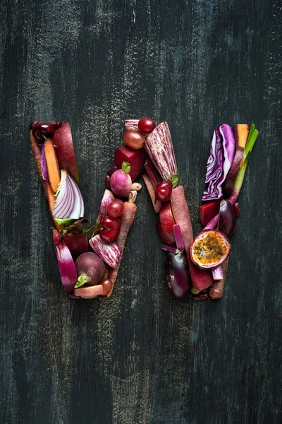Alphabet Buchstabe aus lila Gemüse — Stockfoto