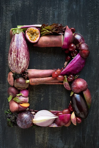 Alfabeto letra feita de legumes roxos — Fotografia de Stock