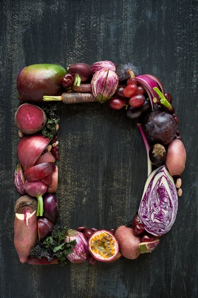 Alfabeto letra feita de legumes roxos — Fotografia de Stock