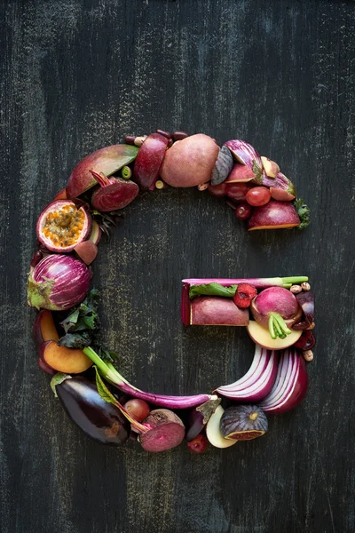 Letra del alfabeto hecha de verduras moradas — Foto de Stock