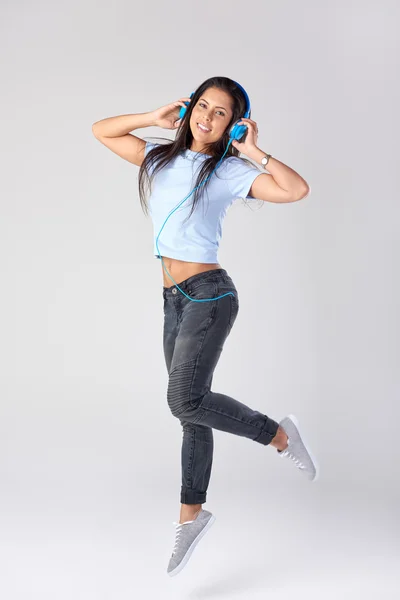Mujer de raza mixta con auriculares — Foto de Stock