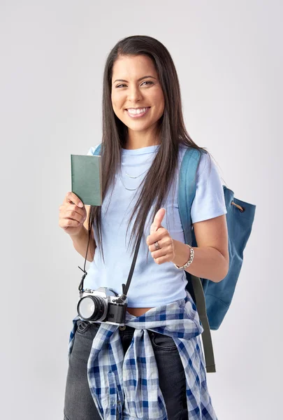 Mujer de raza mixta con pasaporte — Foto de Stock