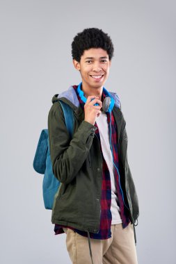 kulaklıklar ile yakışıklı öğrenci