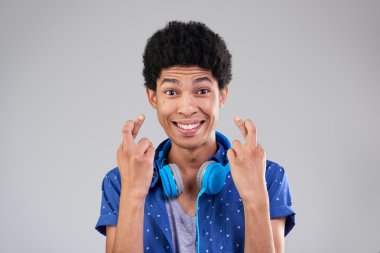 Parmak çarpı işareti ile genç adam