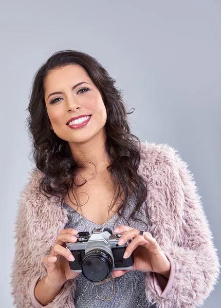 Glamoureuze vrouw met fotocamera — Stockfoto