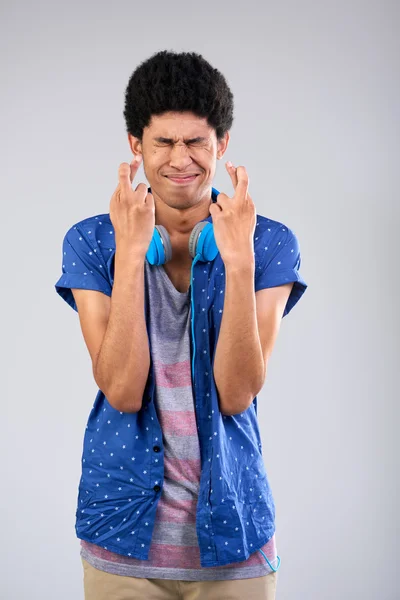 Mladý muž s překřížené prsty — Stock fotografie
