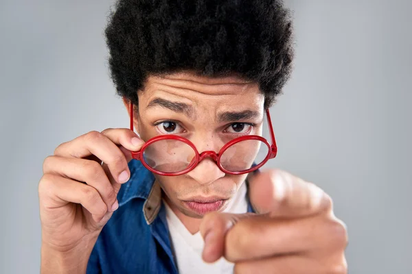 Drôle jeune homme en lunettes rouges — Photo