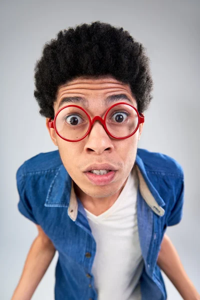 Gracioso joven en gafas rojas —  Fotos de Stock