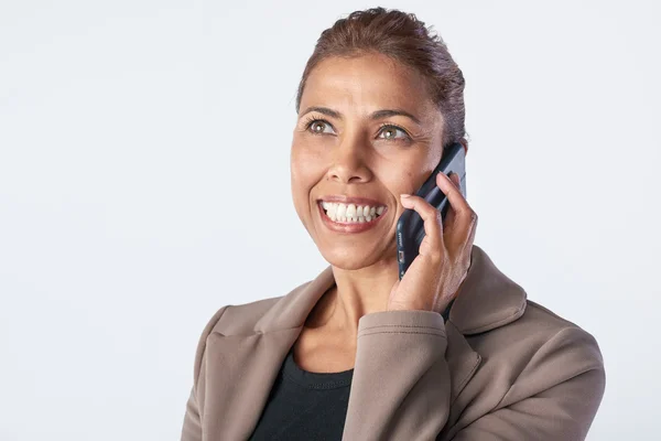 Spansktalande kvinna talar på mobil — Stockfoto