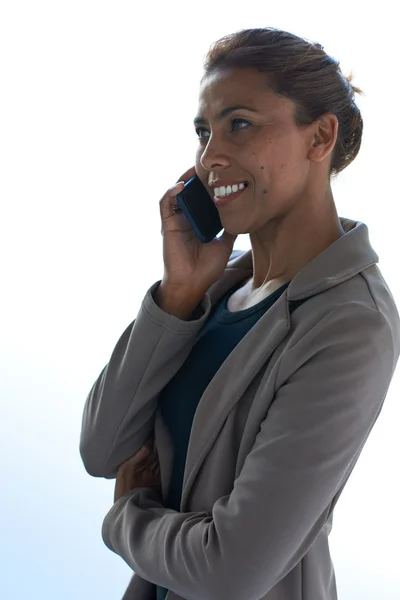 Mulher hispânica falando no celular — Fotografia de Stock