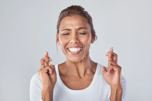 Woman with fingers crossed — Stock Photo, Image