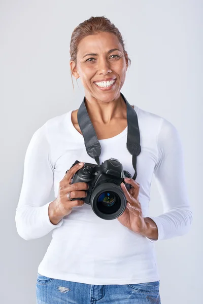 Gemengd ras vrouw met dslr camera — Stockfoto