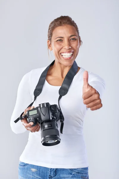 Smíšené rasy žena s dslr fotoaparát — Stock fotografie