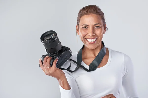 Gemengd ras vrouw met dslr camera — Stockfoto