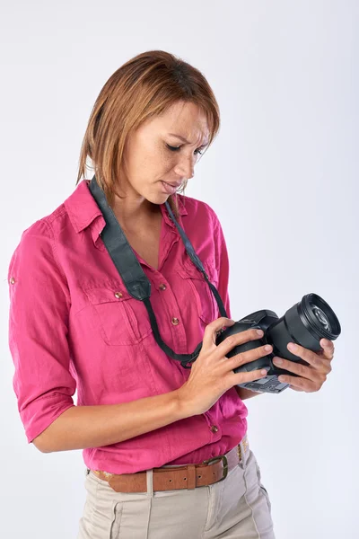 Woman holding dslr camera — Stock Photo, Image