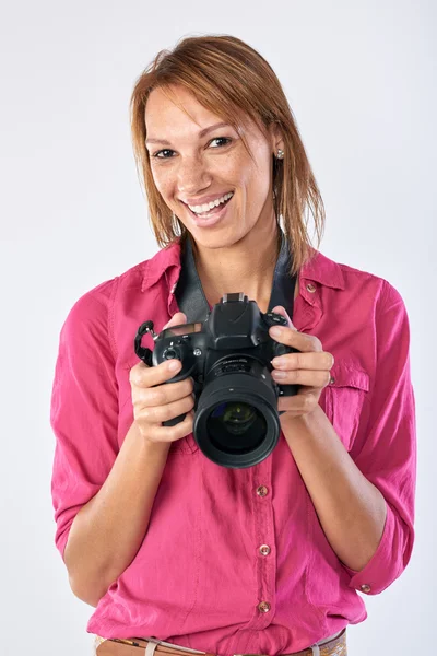 Mulher segurando câmera dslr — Fotografia de Stock