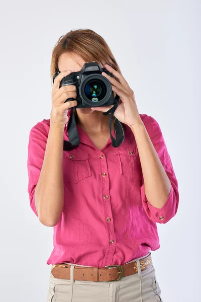 Woman holding dslr camera — Stock Photo, Image