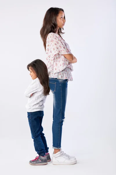 Hermanas enojadas juntas — Foto de Stock