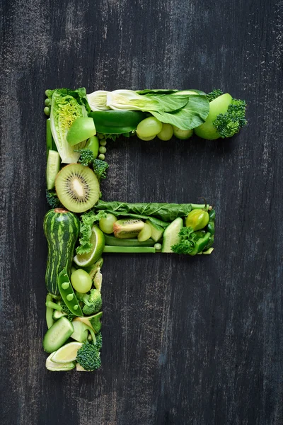Litery wykonane z zielona Surowa żywność — Zdjęcie stockowe