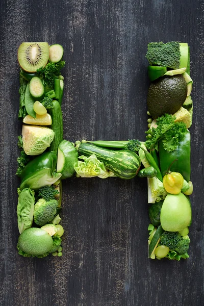 Lettre faite d'aliments crus verts — Photo